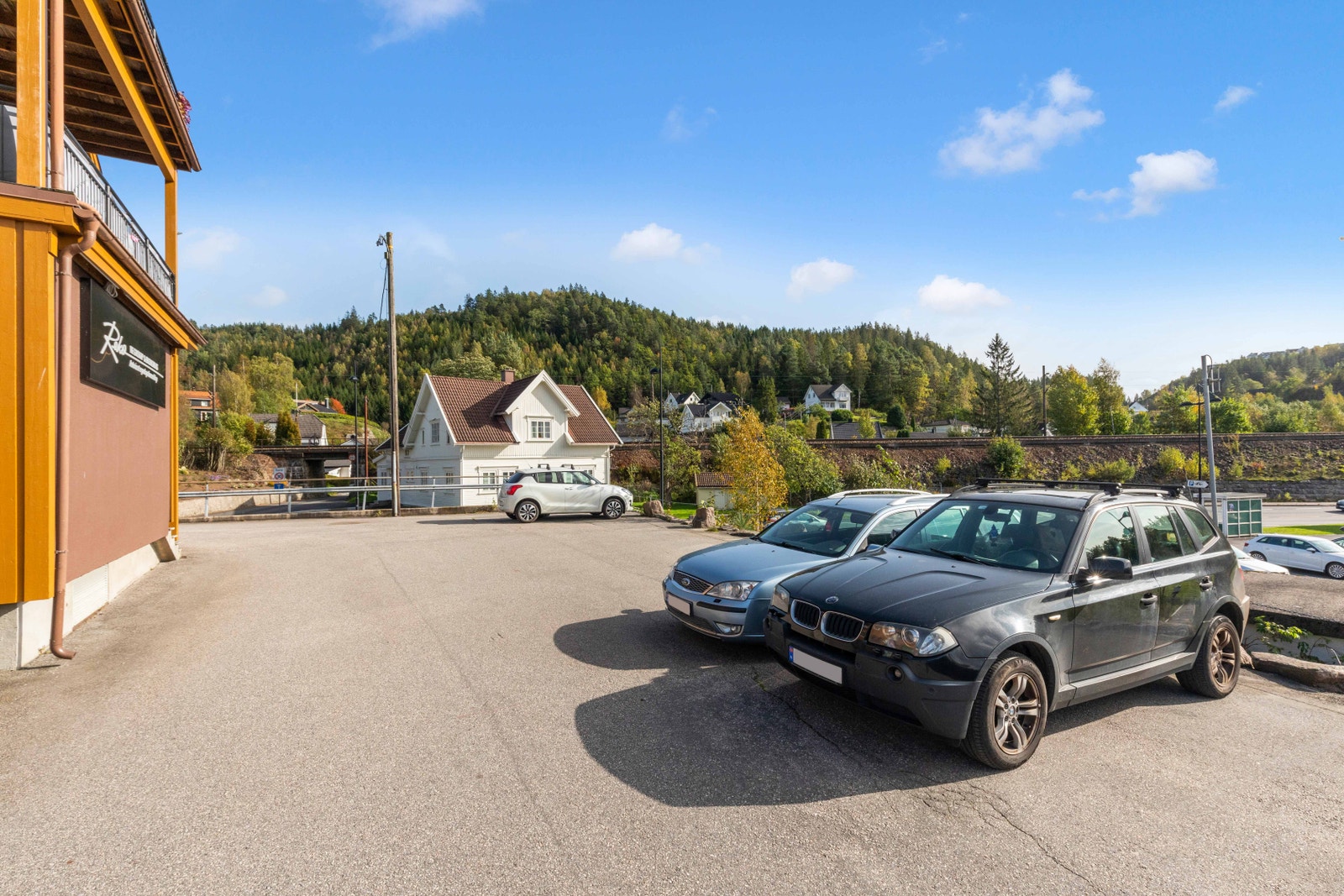 Inntil 6 parkeringsplasser kan leies. Galleribilde