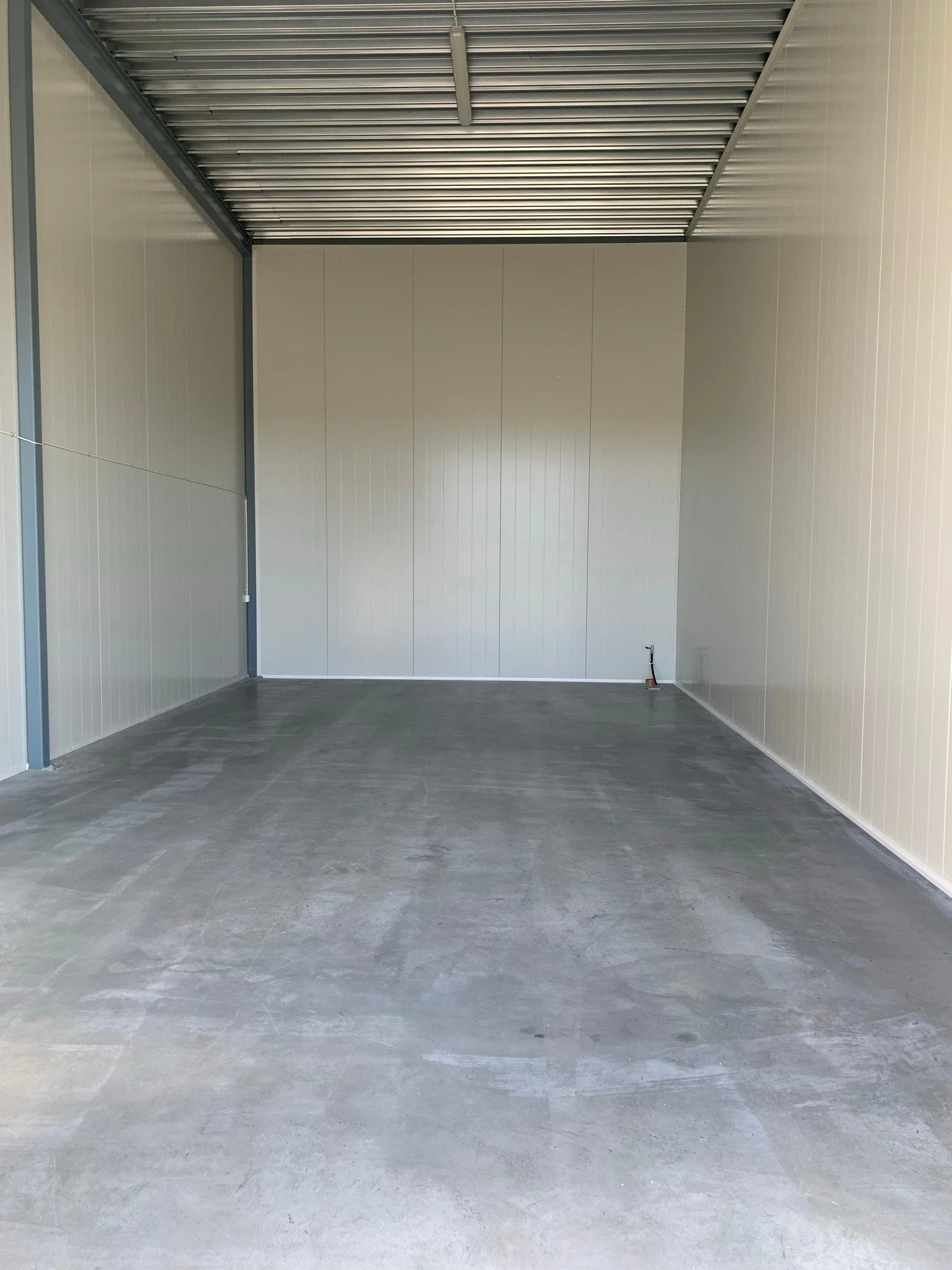 Seksjon på 72 kvm- standard leveranse. Inkluderer blant annet: Brannvarsling med direkte tilkobling til brannvesen eller godkjent brannsentral. Støvbundet betonggulv med ca. 100 mm isolasjon. (Ekstra stikkontakt installert er mulig tilvalg) Galleribilde