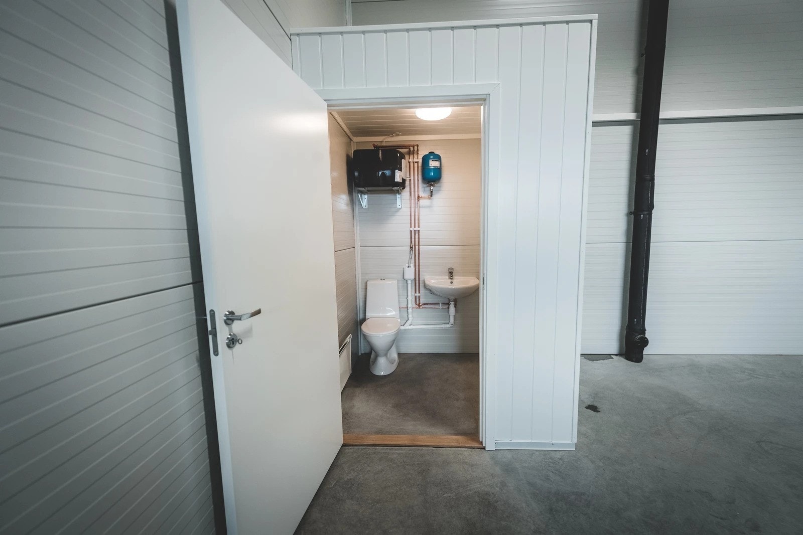 Mulig tilvalg: toalettrom med vask, WC og varmtvannsbereder. Inkludert panelovn og belysning i tak. Galleribilde
