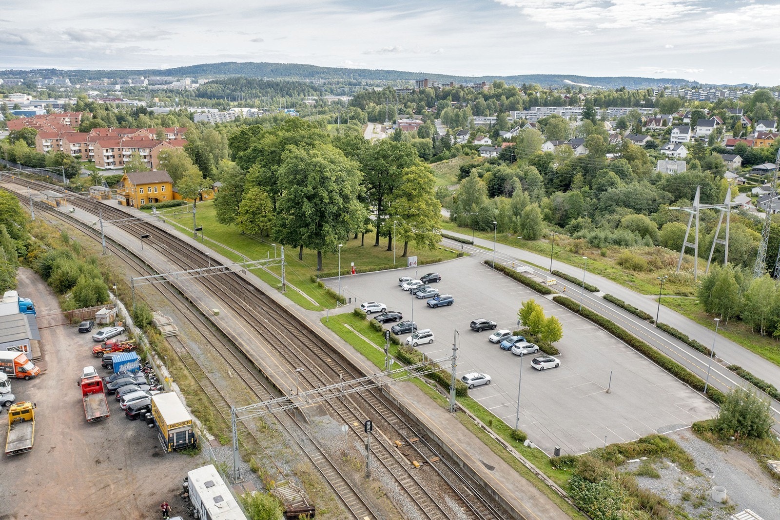 Avgiftsbelagt pendlerparkering på naboeiendommen - driftet av Aimo Park Galleribilde