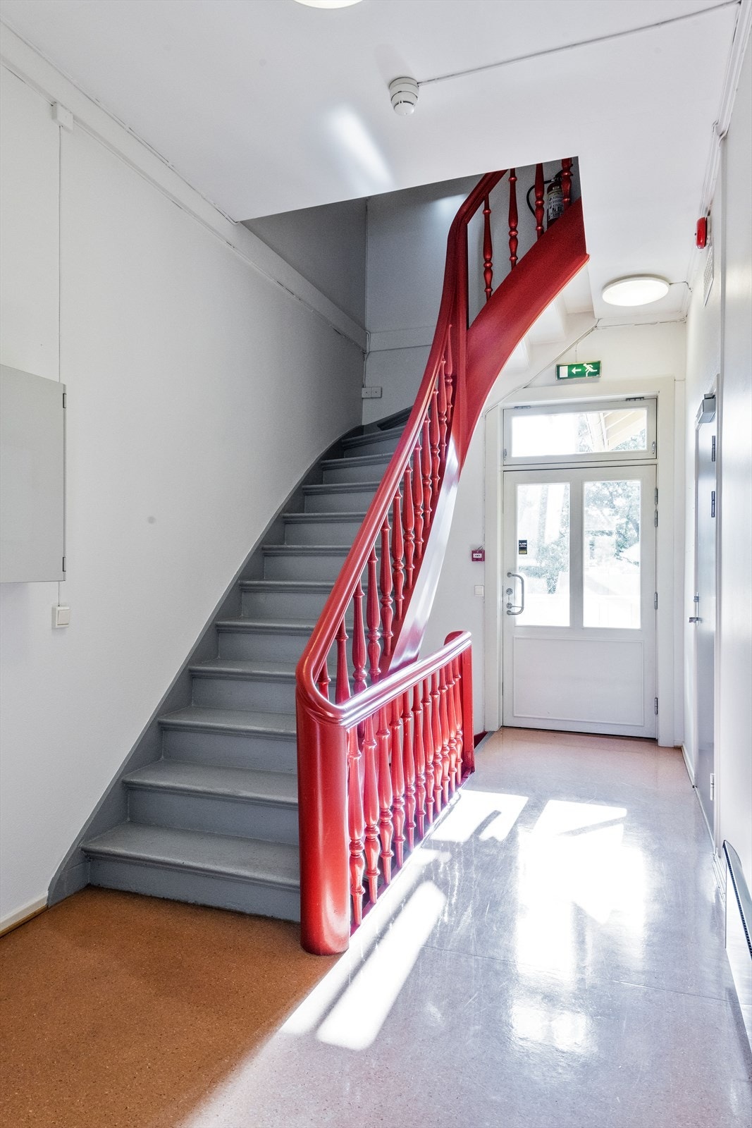Trappeadkomst mellom 1. og 2. etasje Galleribilde