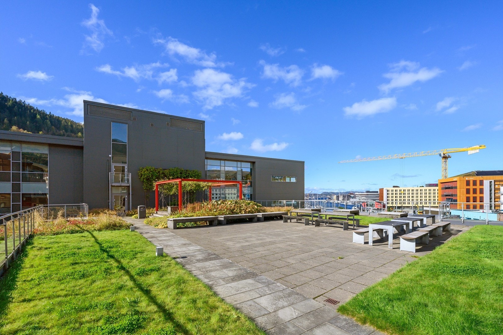 Tilgang til deilig, felles takterrasse med utsikt utover Puddefjorden som kan benyttes av byggets leietakere. Galleribilde