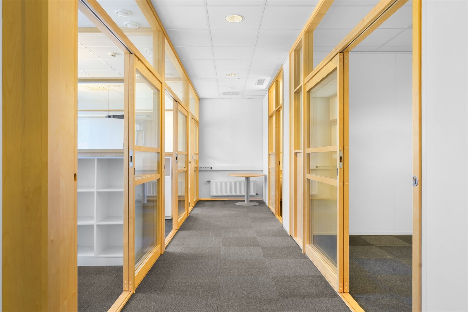 Bilde fra ledige areal på BTA 251 m². Korridor utenfor cellekontorene. Galleribilde