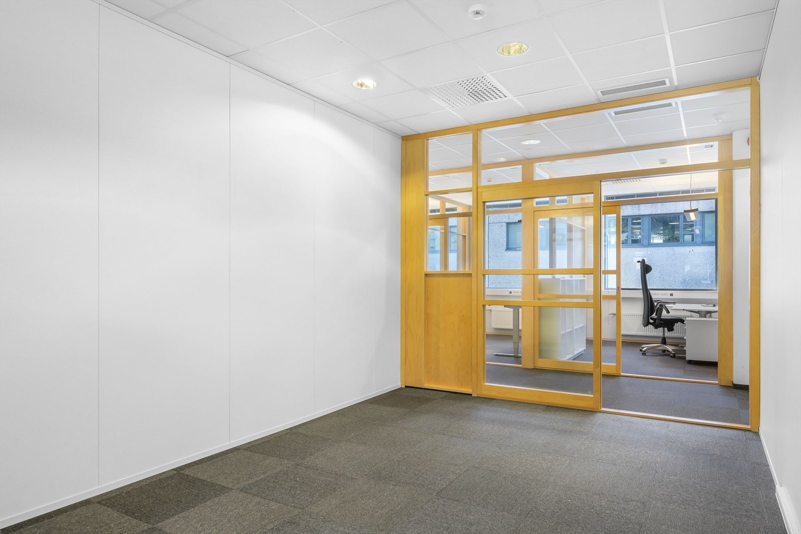 Bilde fra ledige areal på BTA 251 m². Møterom i kjernen, med cellekontor på begge sider. Galleribilde