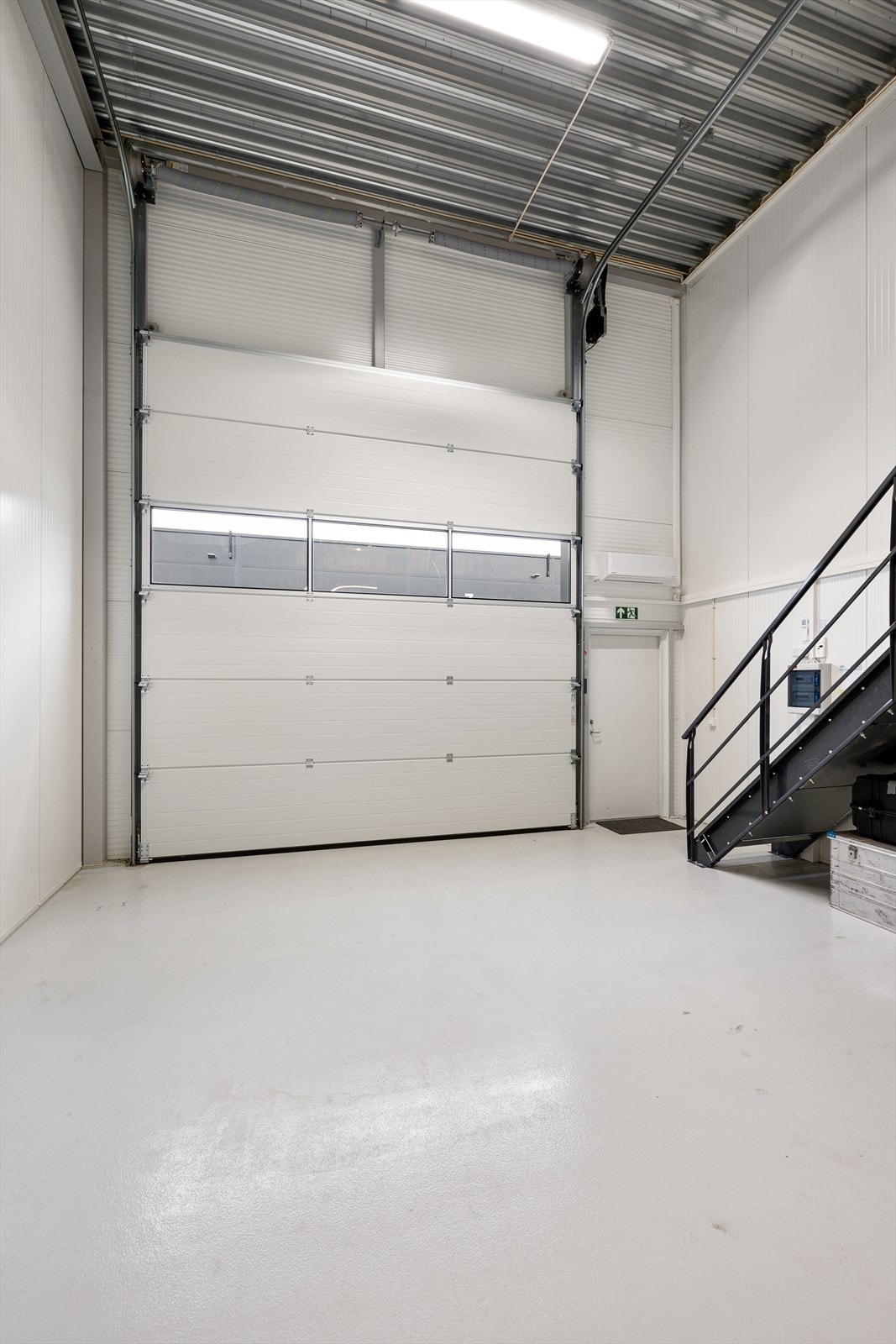 Bildet er ikke av det aktuelle lagerlokalet, men av et annet lager (ikke i samme bygg). Kun ment for å vise eventuelle muligheter som kjøper kan gjøre selv etter overtakelse. Galleribilde