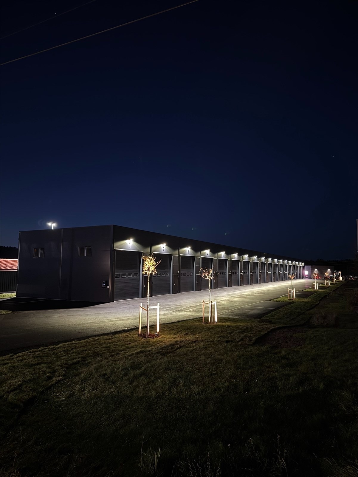 Velkommen til et nytt lagerlokale med sentral beliggenhet i Bjørkelangen Næringspark. Ta kontakt for å avtale visning! Galleribilde