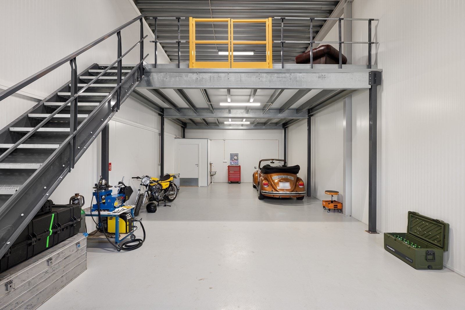 Bildet er ikke av det aktuelle lagerlokalet, men av et annet lager (ikke i samme bygg). Kun ment for å vise eventuelle muligheter som kjøper kan gjøre selv etter overtakelse. Det er vindu på veggen i bakkant på det aktuelle lageret. Galleribilde