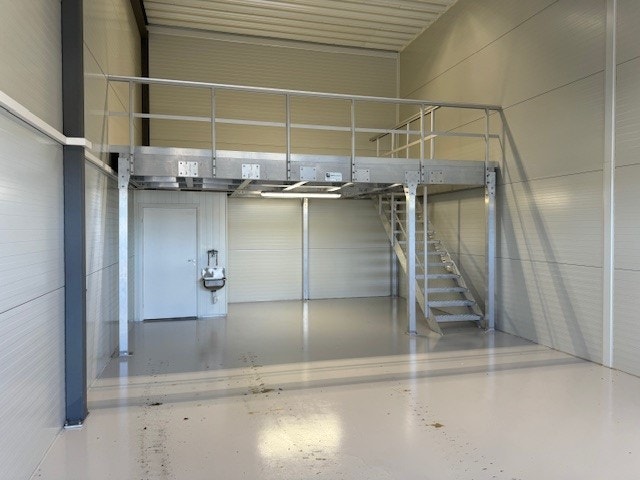 Bildet er ikke av det aktuelle lagerlokalet, men av et annet lager (ikke i samme bygg). Kun ment for å vise eventuelle muligheter som kjøper kan gjøre selv etter overtakelse. Det er vindu på veggen i bakkant på det aktuelle lageret. Galleribilde