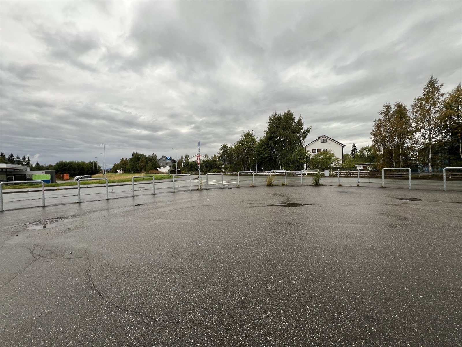 Synlig beliggenhet i ett svært trafikkert veikryss, noe som gir svært gode eksponeringsmuligheter. Galleribilde