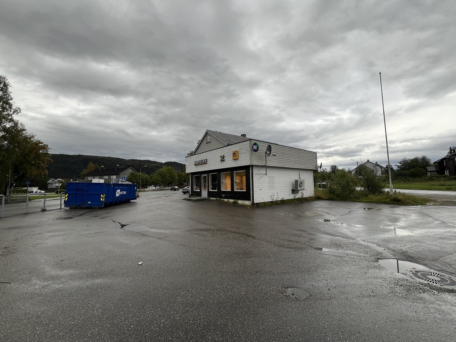 Aktiv Eiendomsmegling v/Tomi Christian Johansen, presenterer her en næringsseksjon med svært sentral og synlig beliggehnet! Galleribilde