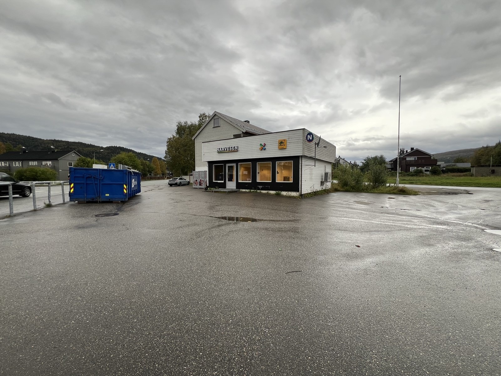 Meget gode parkeringsmuligheter, på felles eid tomt, som deles med tomannsboligen som også skal selges. Galleribilde