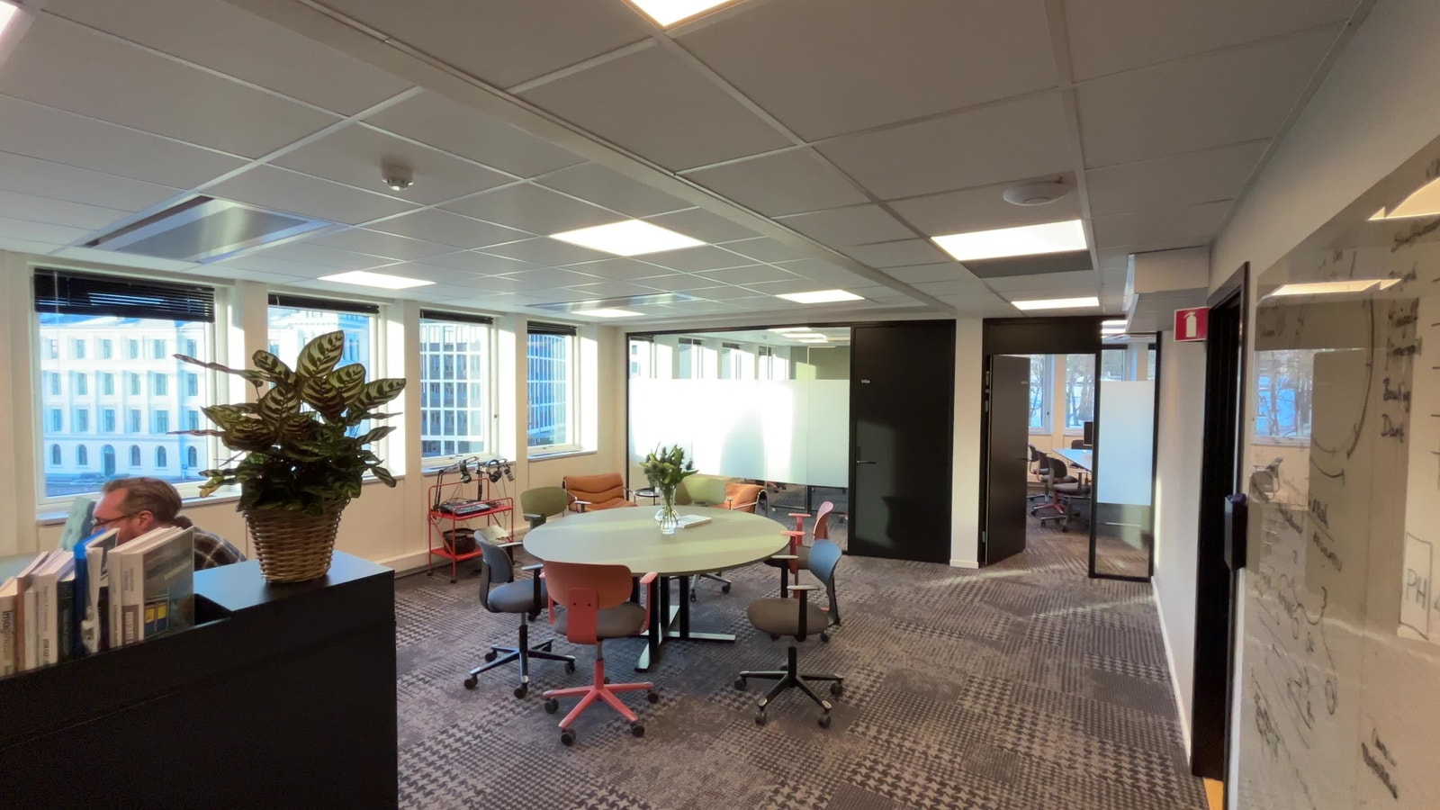 På kontoret er det alltid hyggelig og sosialt Galleribilde