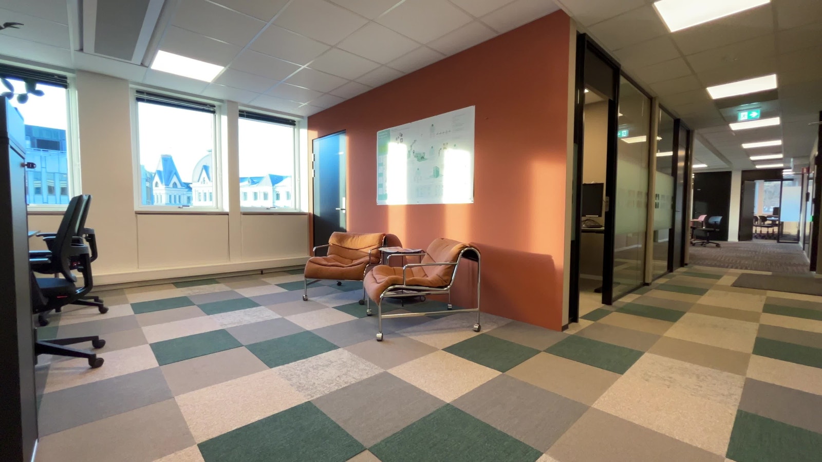 Vi har telefonbokser hvor du kan ha Teams- og telefonmøter Galleribilde