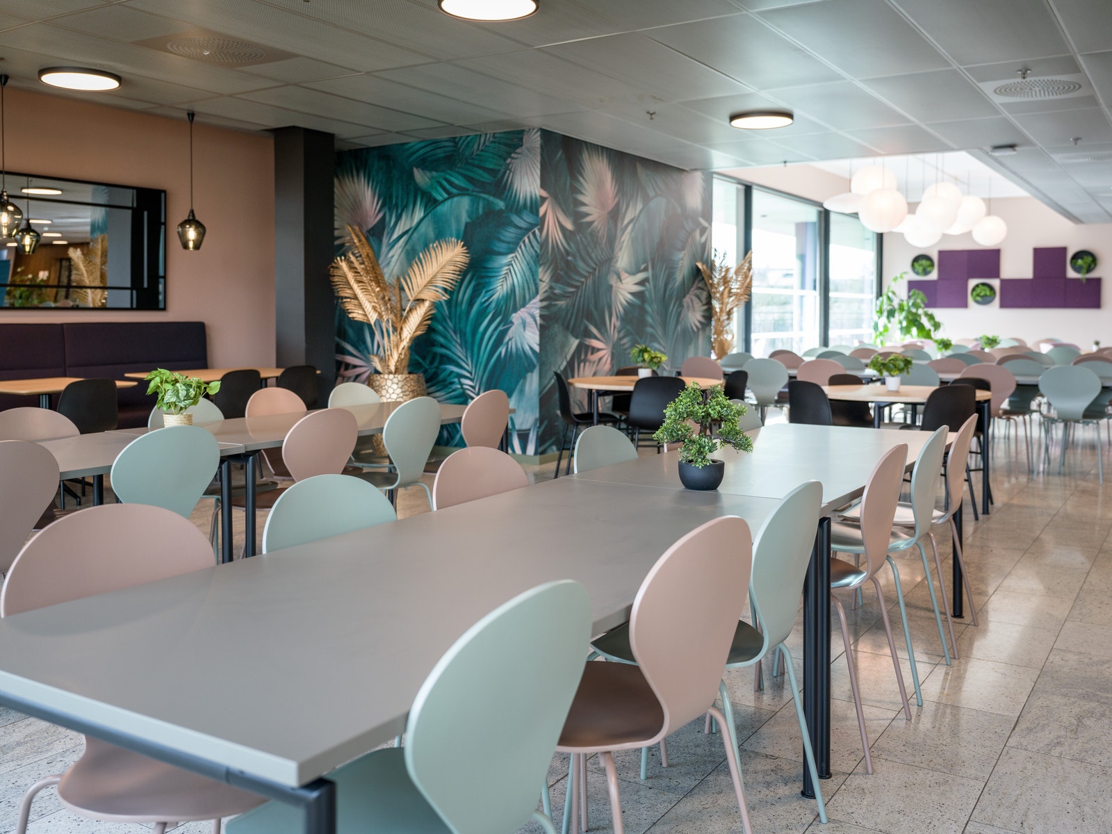 Personalrestauranten, Storstua, drives av Compass Group, som serverer variert utvalgt til frokost og lunsj Galleribilde