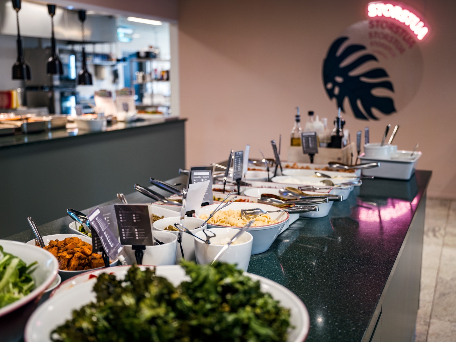 Personalrestauranten, Storstua, drives av Compass Group, som serverer variert utvalgt til frokost og lunsj Galleribilde