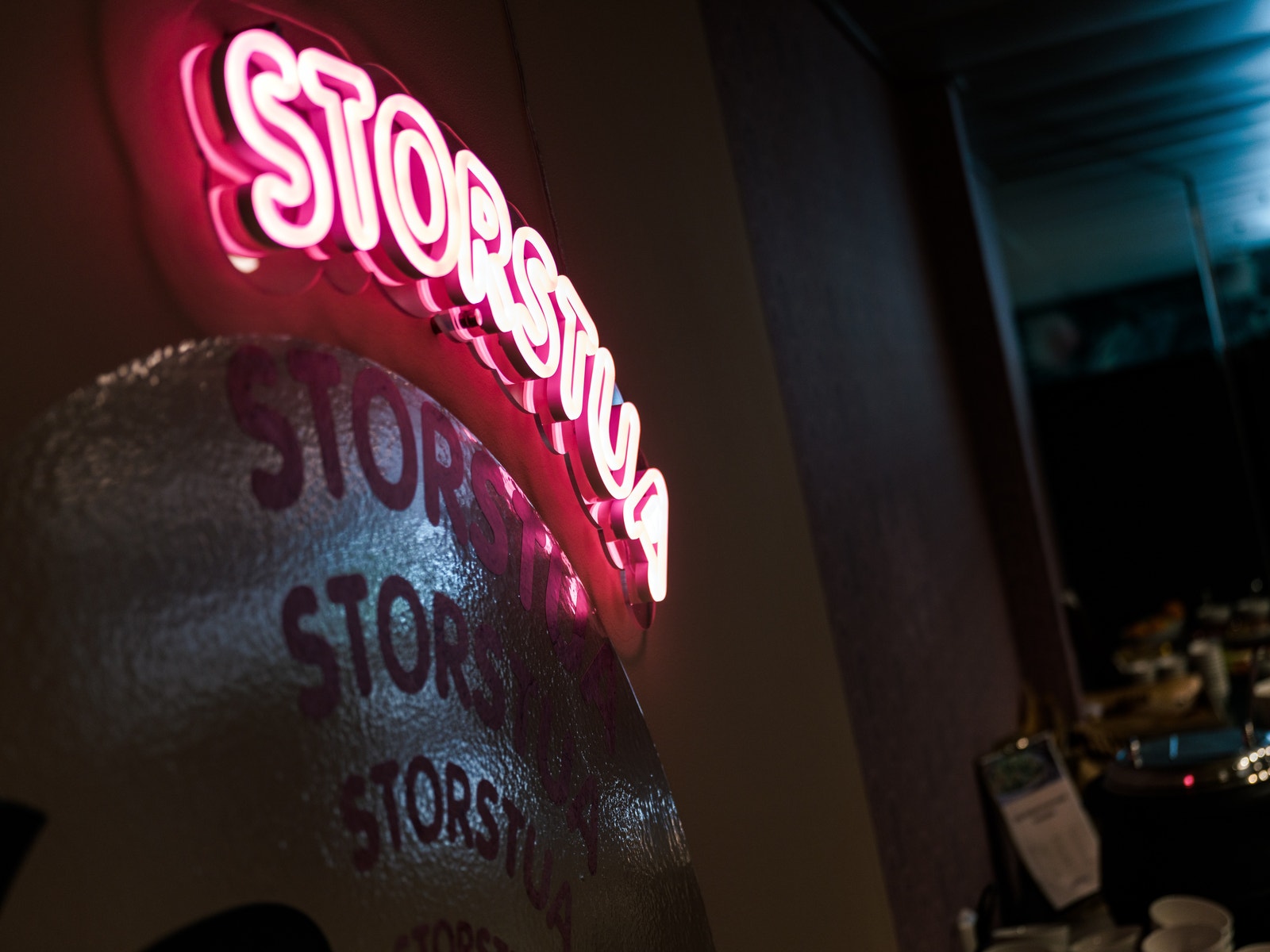 Personalrestauranten, Storstua, drives av Compass Group, som serverer variert utvalgt til frokost og lunsj Galleribilde