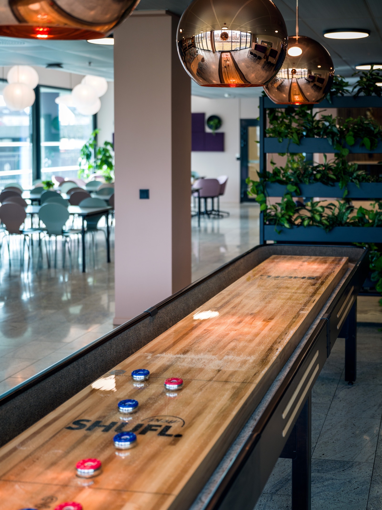 Personalrestauranten, Storstua, drives av Compass Group, som serverer variert utvalgt til frokost og lunsj Galleribilde