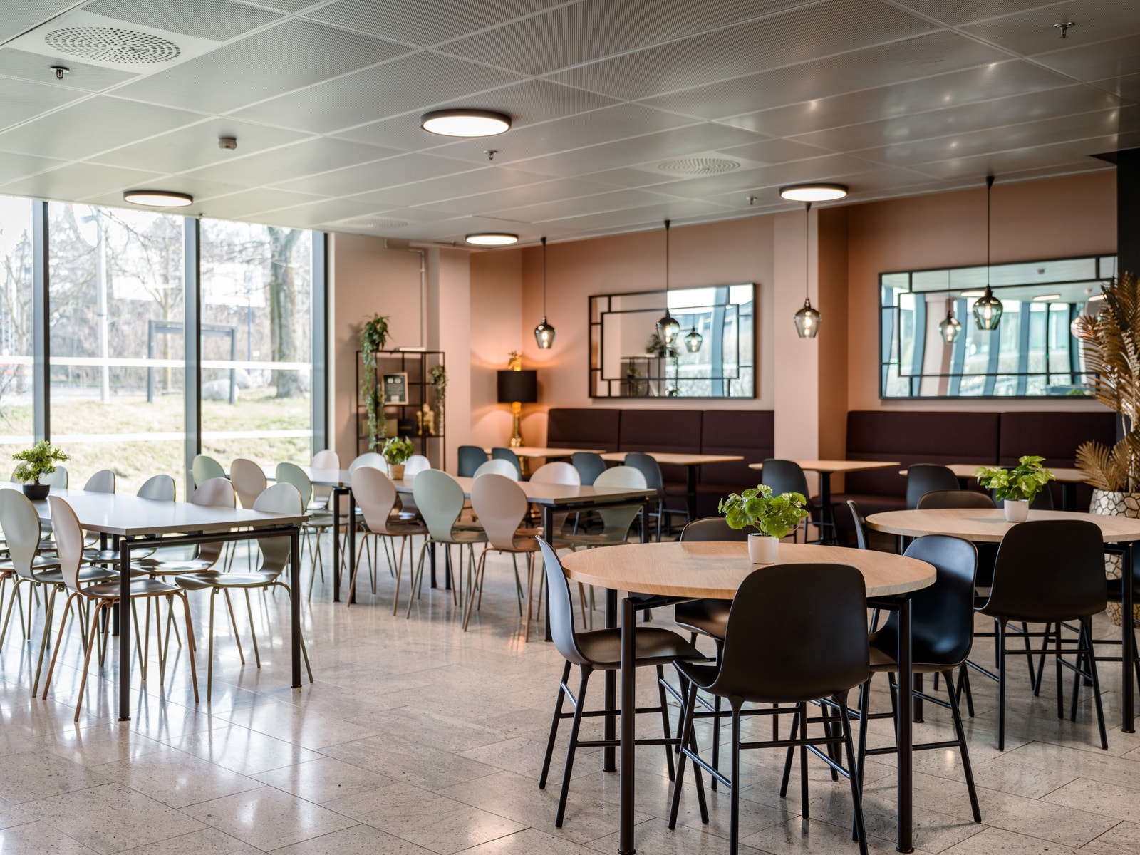 Personalrestauranten, Storstua, drives av Compass Group, som serverer variert utvalgt til frokost og lunsj Galleribilde