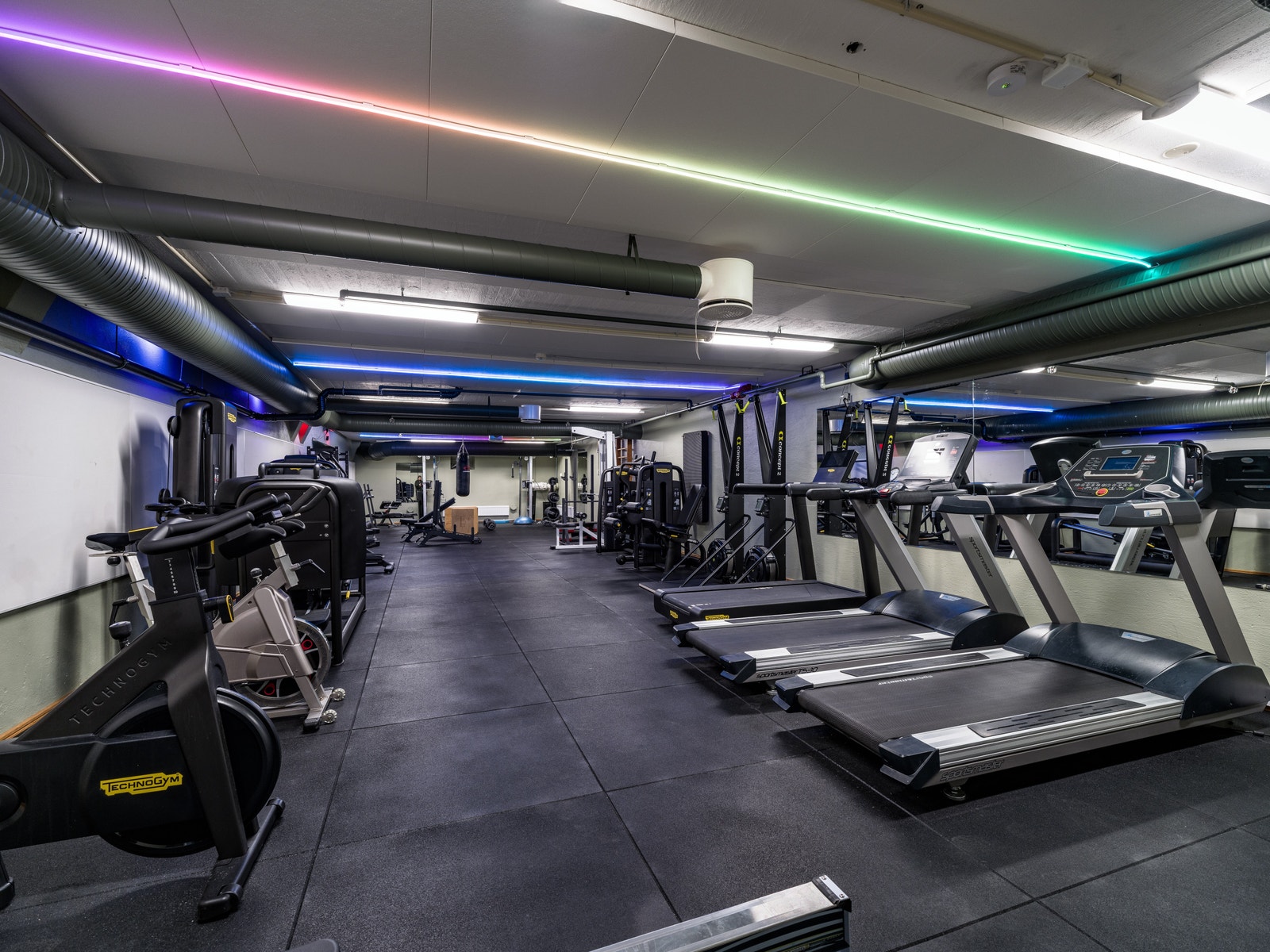 Treningsrom og garderobe med dusj til fri benyttelse for alle ansatte Galleribilde