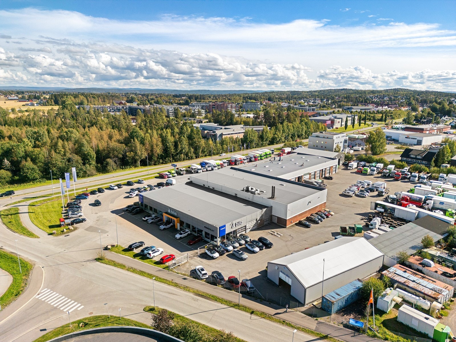 Profilert bilanlegg m/verksted i Jessheim Næringspark som også egner seg for storhandel og lager. Store utearealer for parkering, utstilling og lagring. Galleribilde