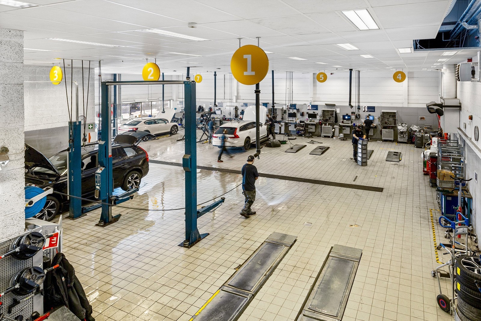 Fullrigget verksted med 8 stk. arbeidsstasjoner. Galleribilde