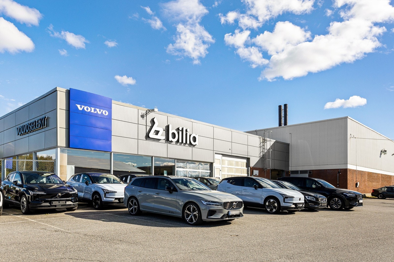 Inneholder fullrigget verksted, vaskehall, klargjøringshall og salgsarealer. Galleribilde