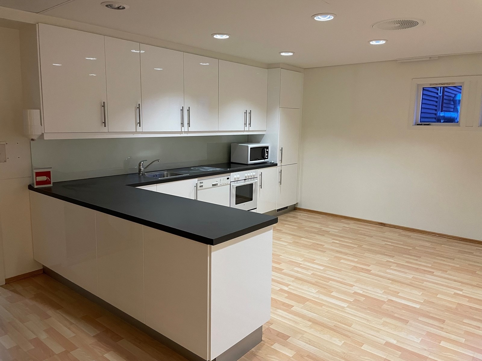 3. etg - 2 fløyer med kontorareal og felles spiserom med kjøkken rett inn for heis Galleribilde