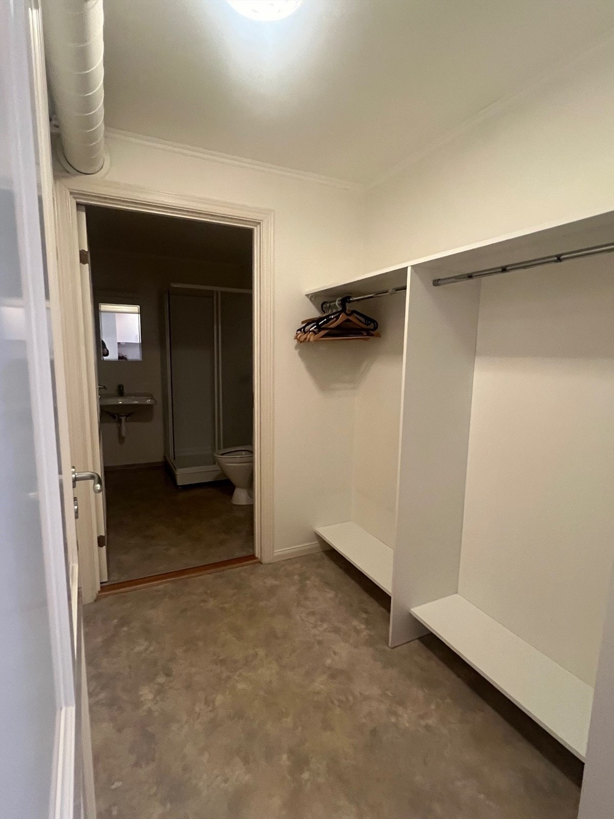 Garderober med dusjo og toalett.jpg Galleribilde