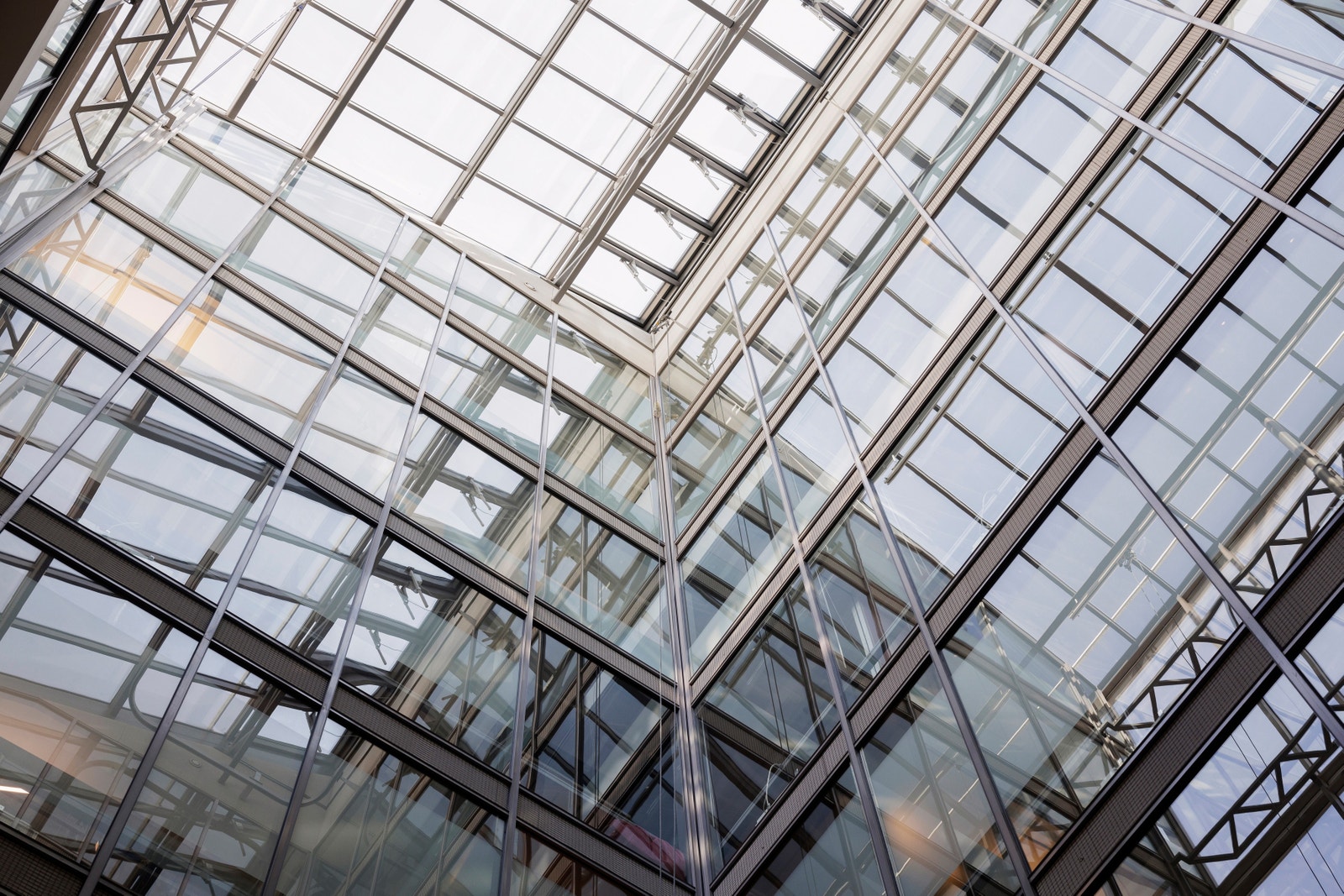 Det er luftig atrium og med utsyn fra hver etasje. Galleribilde