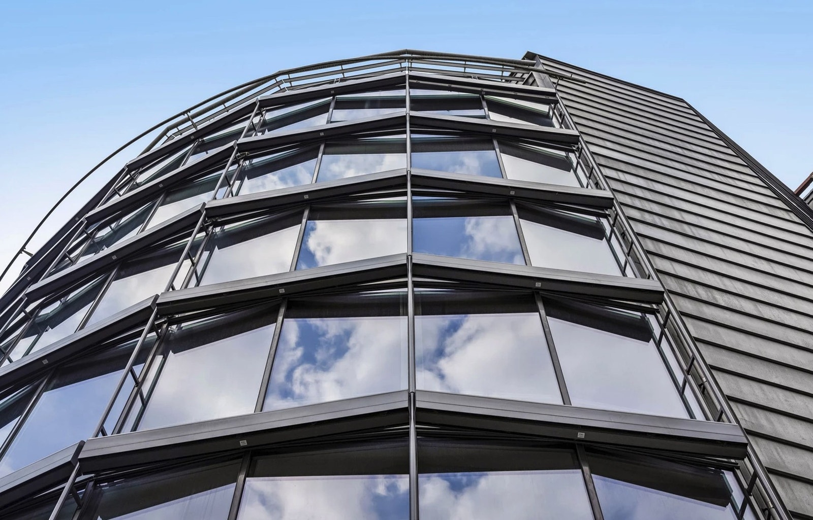 Byggets moderne bakside. Galleribilde