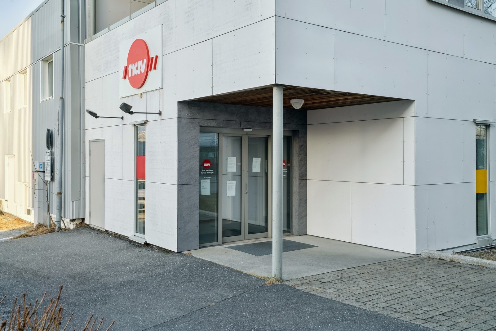 Fasade og inngang publikum nav Galleribilde