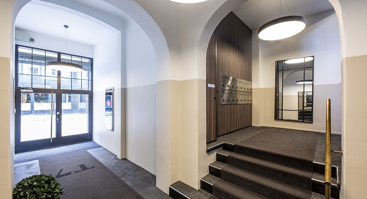 Eiendommen har et pent og innbydende inngangsparti med personheis til alle kontoretasjene Galleribilde