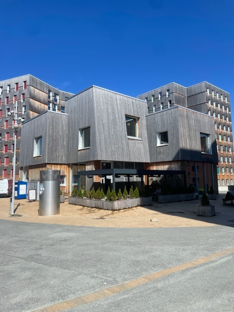 Fasade og hjørne med mulighet for uteservering Galleribilde