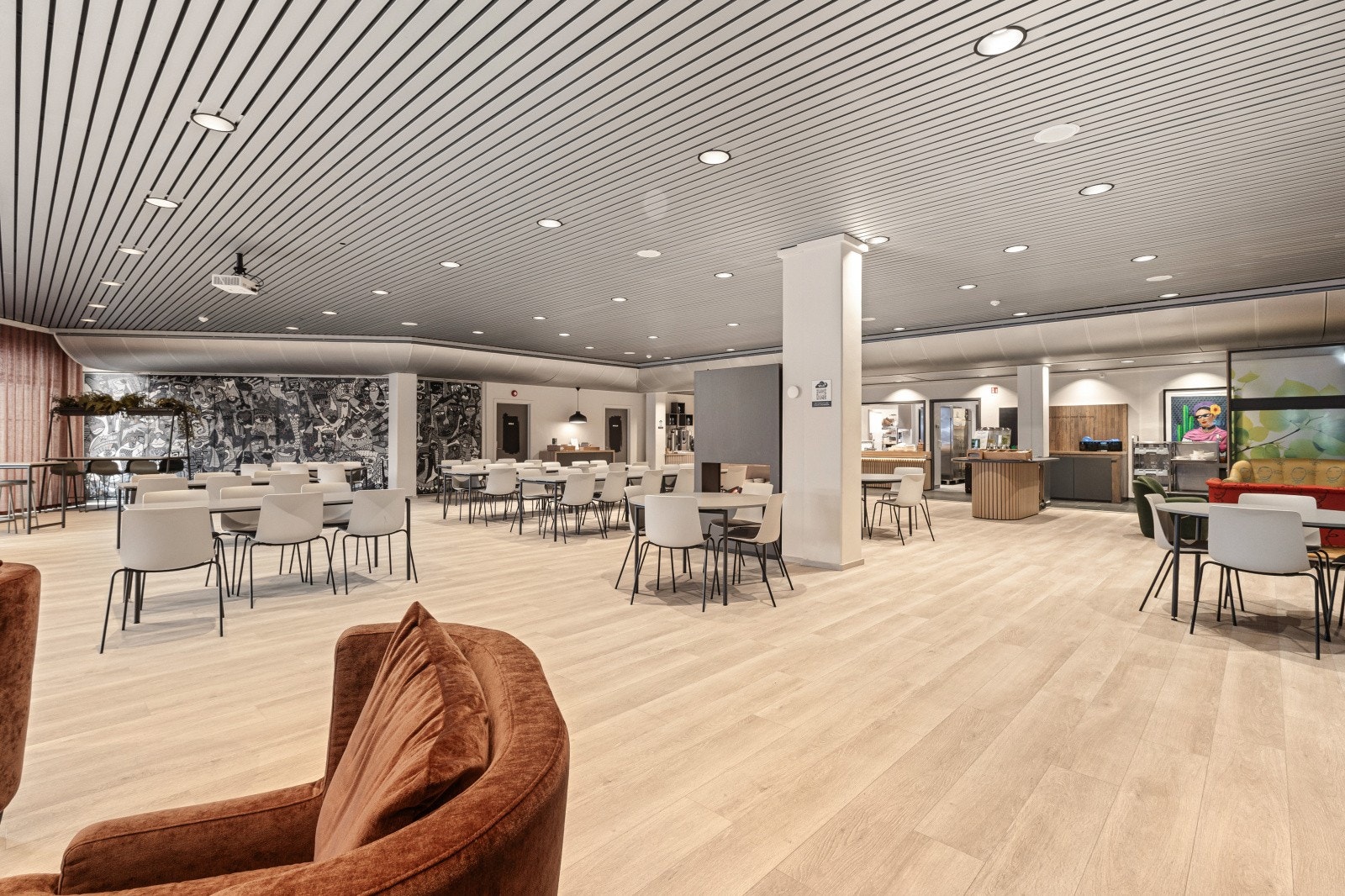 Felles kantine i 1. etasje driftes av Ekre Galleribilde