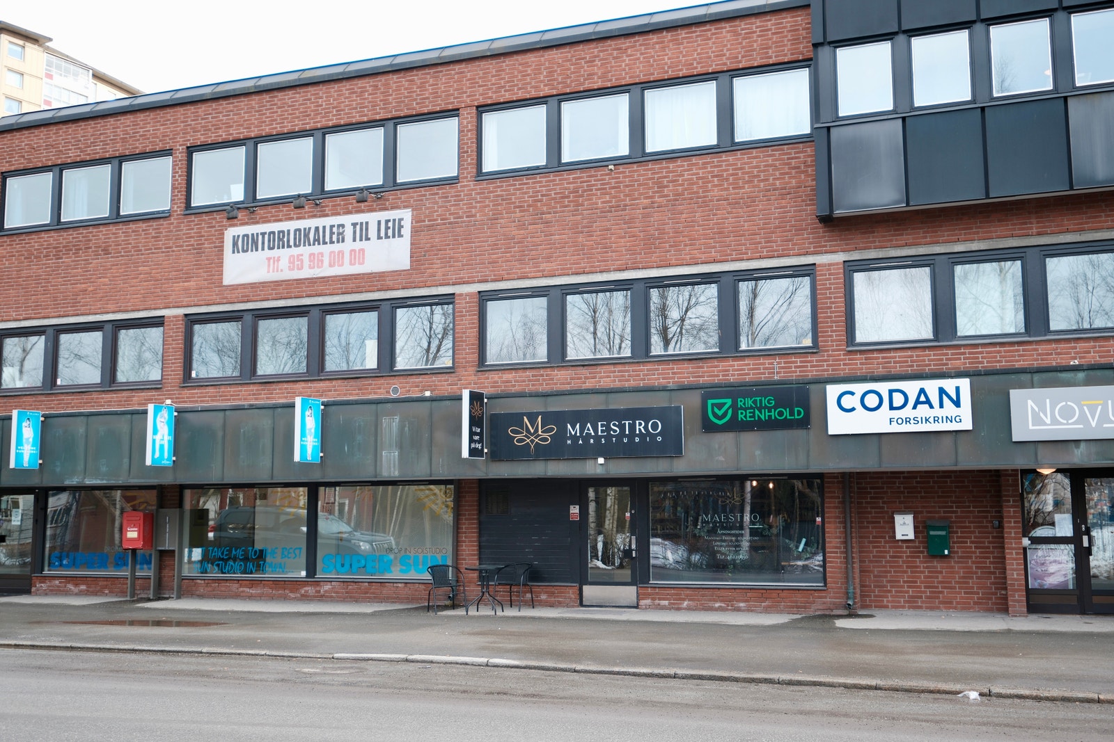 Frisørsalongen ligger ved siden av et veldrevet Solstudio. Det er gratis 1-times parkering utenfor lokalet. Galleribilde