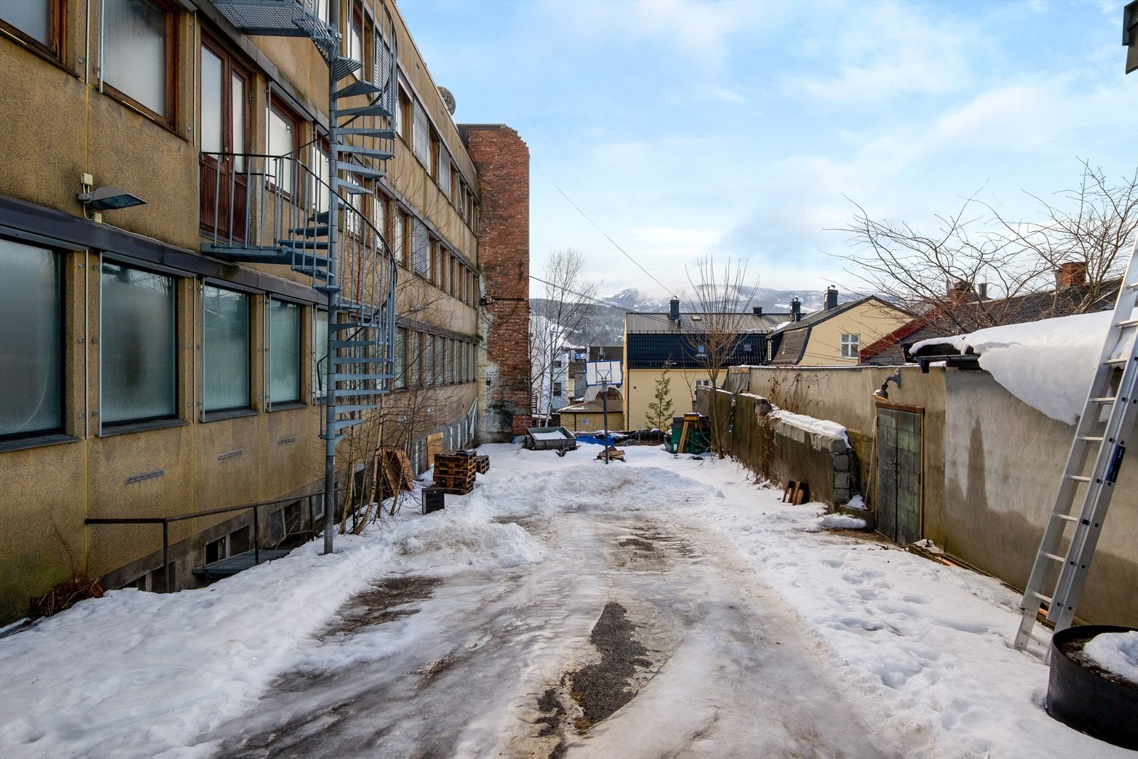 Bakgård, parkering. Galleribilde