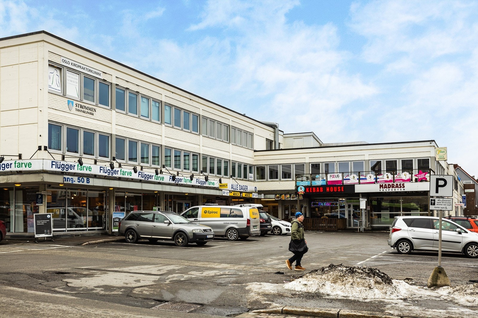 Enkel innkjøring til eiendommen. Korttidsparkering driftet av Apcoa parkering i front av bygget. Galleribilde