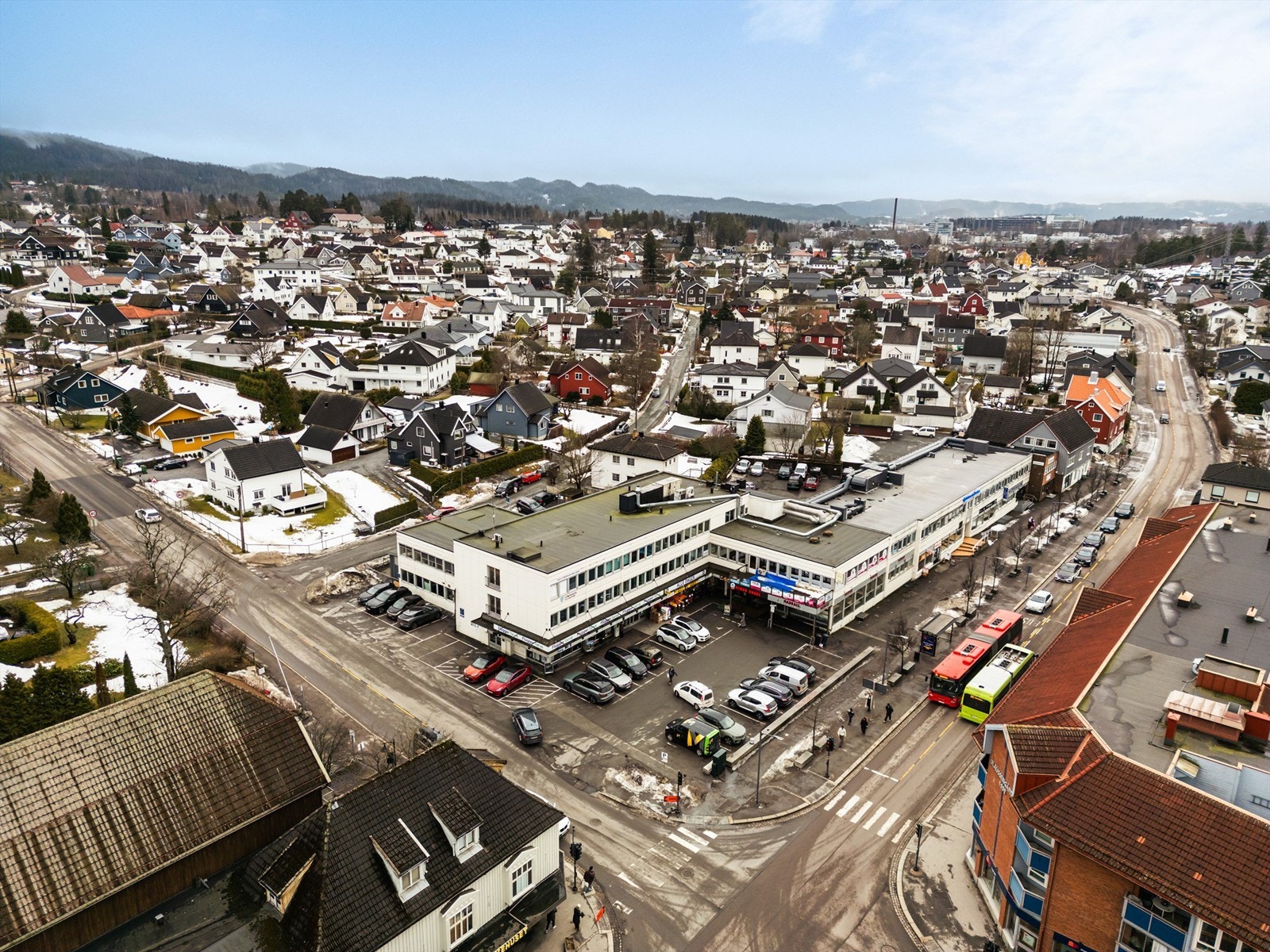 Gangavstand til Strømmen storsenter, Strømmen stasjon og øvrige servicetilbud. Galleribilde
