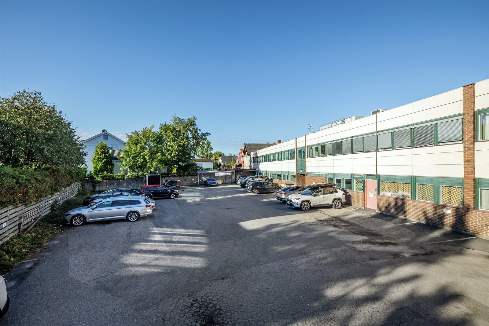 Meget gode parkeringsmuligheter i bakgård. Galleribilde