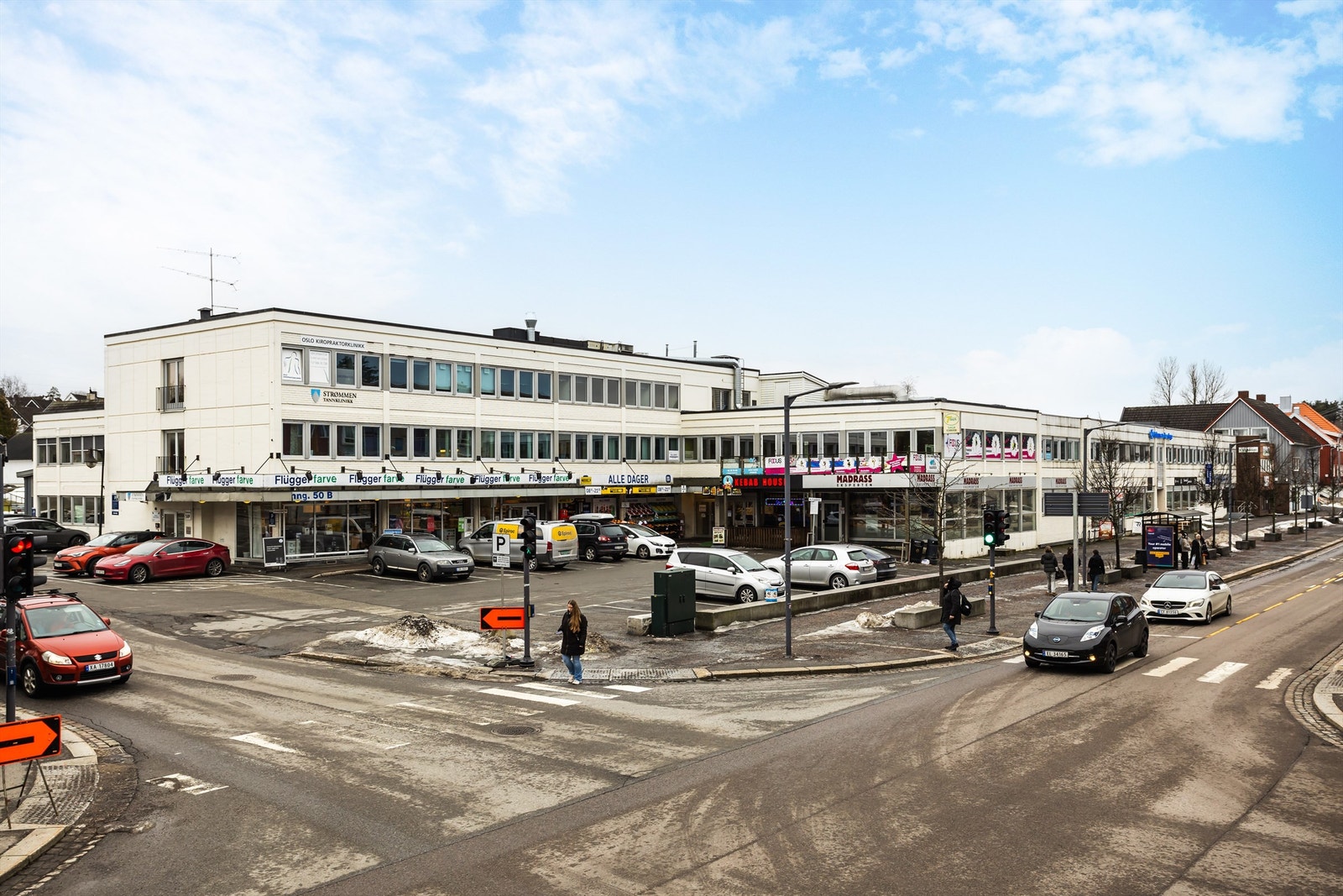 Eiendommen er beliggende inntil lyskrysset mellom Stasjonsveien og Strømsveien, hovedveien gjennom Strømmen. Galleribilde