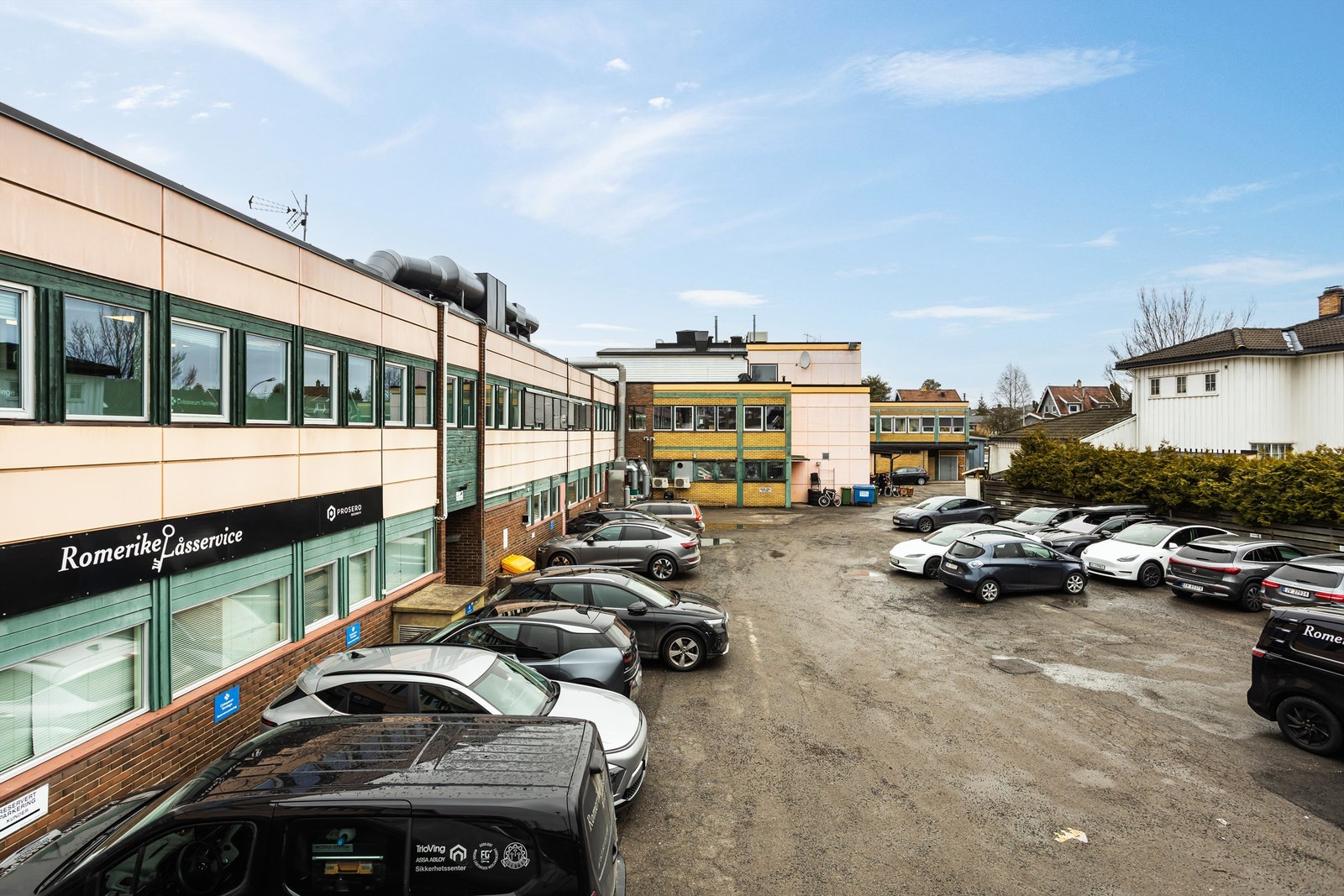 Meget gode parkeringsmuligheter i bakgård. Galleribilde