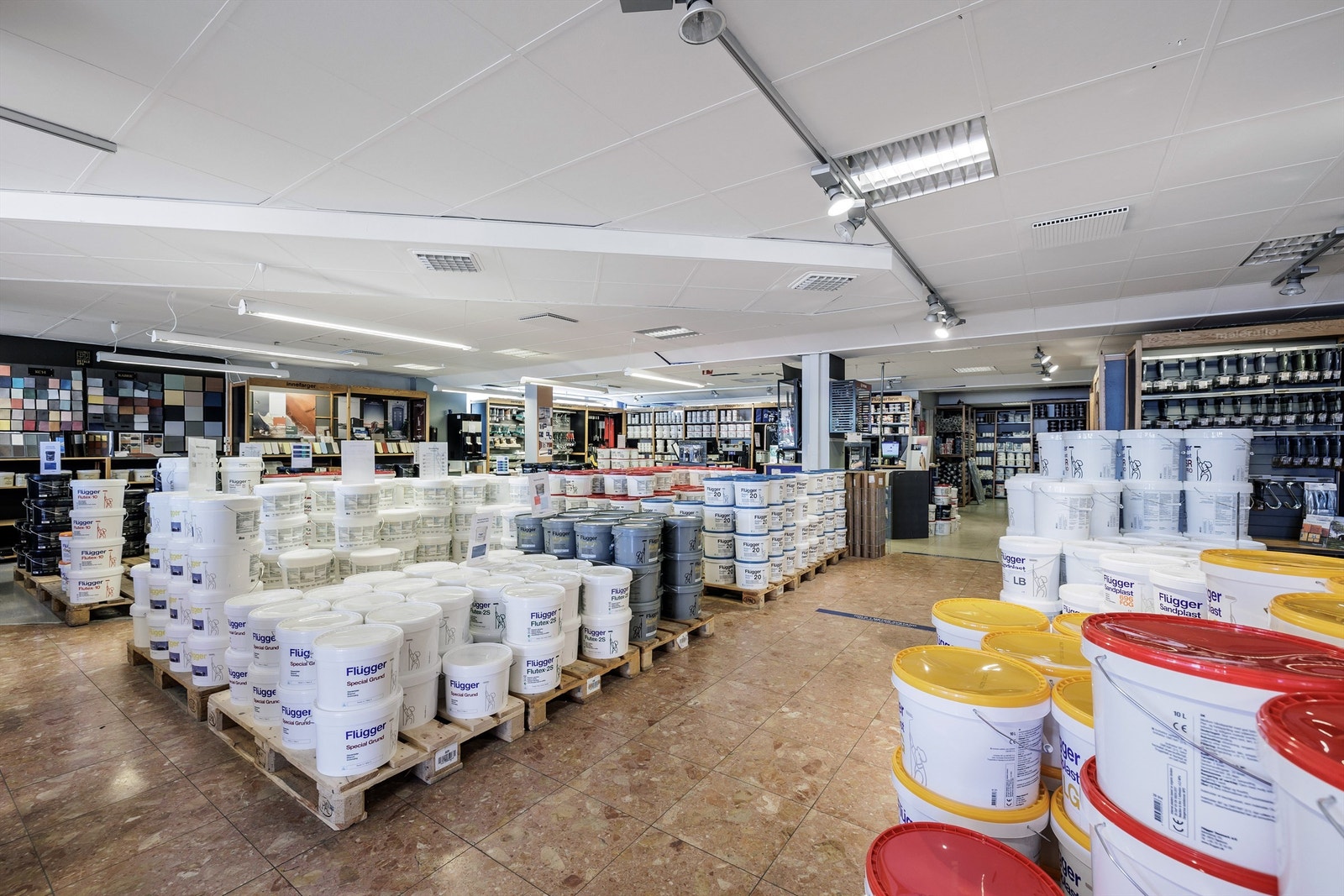 Malerforretningen Flügger har vært etablert i eiendommens 1. etasje i over 25 år. Galleribilde