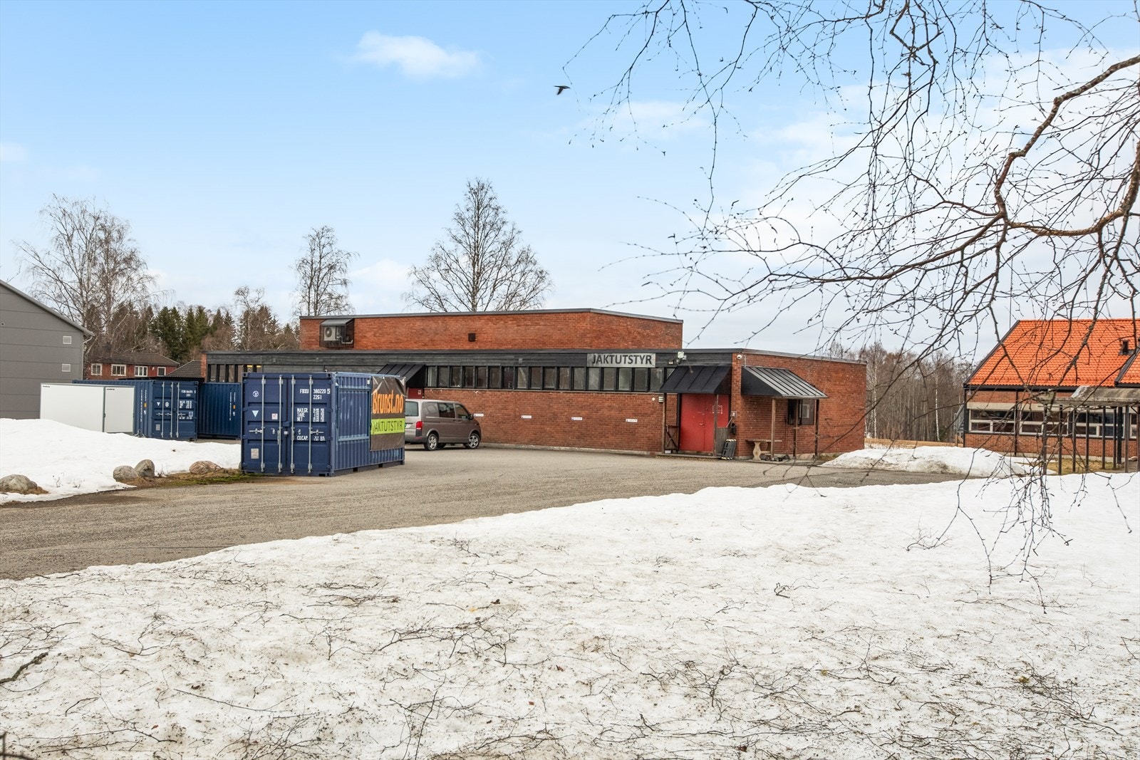 Det er godt med biloppstillingsplass utenfor lokalet, samt asfaltert felles innkjørsel. Galleribilde
