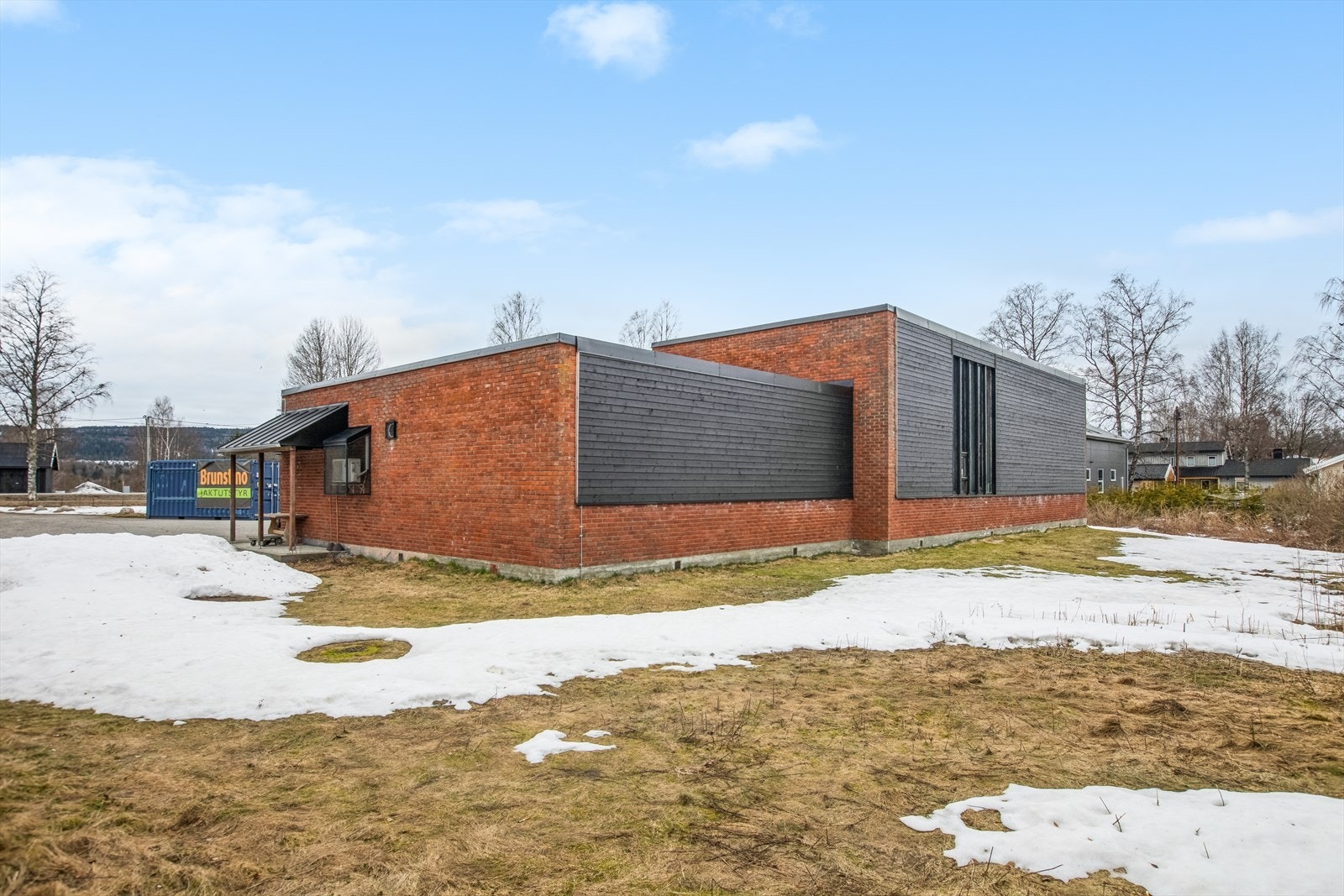 Hele bygget er stort sett pusset for ca 3 år siden. Tomten er flat. Galleribilde