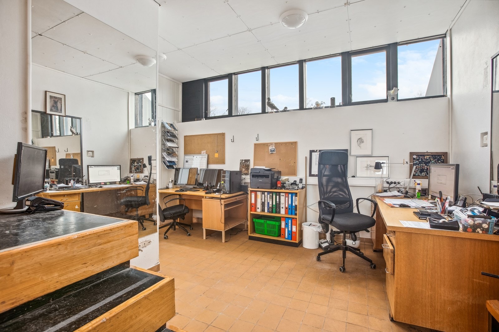 Kontor med god plass til flere pulter. Galleribilde