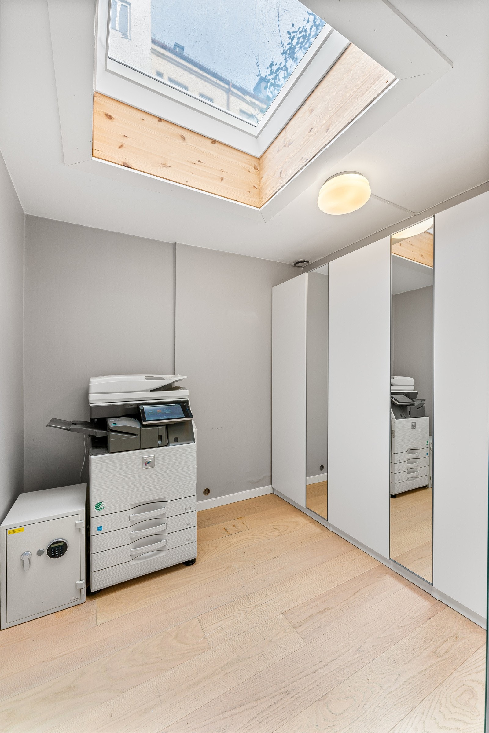 Det minste disponible rommet har herlig overlys fra et stort takvindu og en skaprekke med god oppbevaringsplass. Skapene har en kombinasjon av hvite fronter og speil. Galleribilde