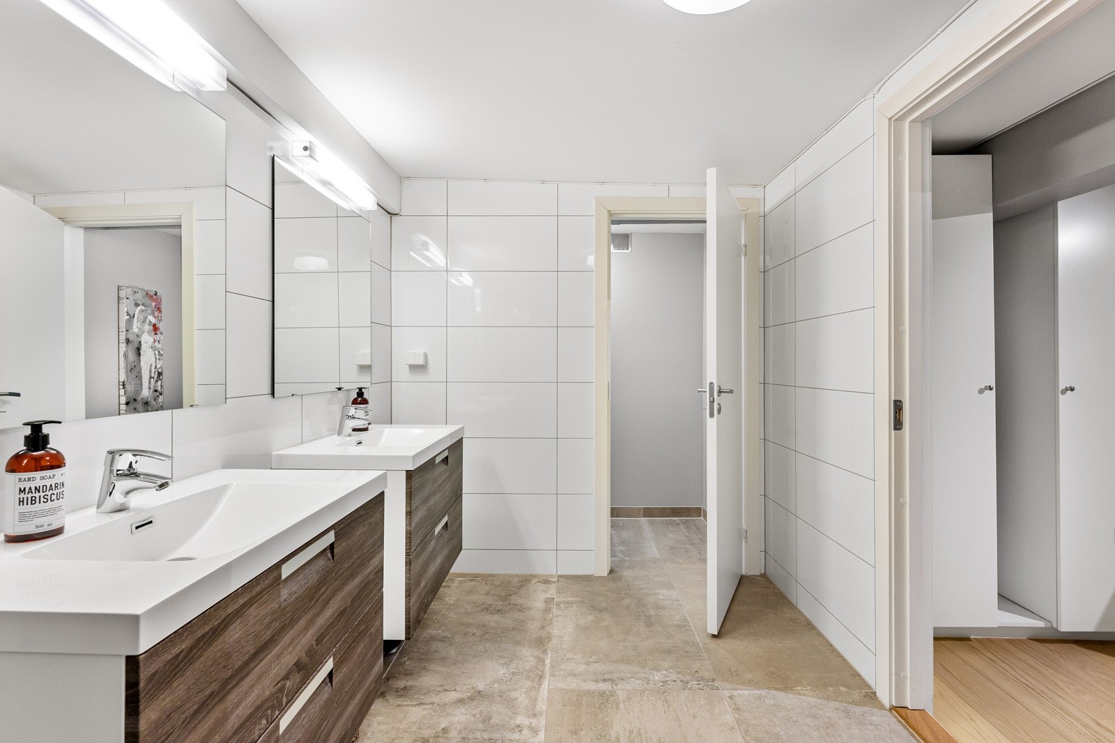 Badet har gulvvarme, opplegg for vaskemaskin og to servantinnredninger. Galleribilde