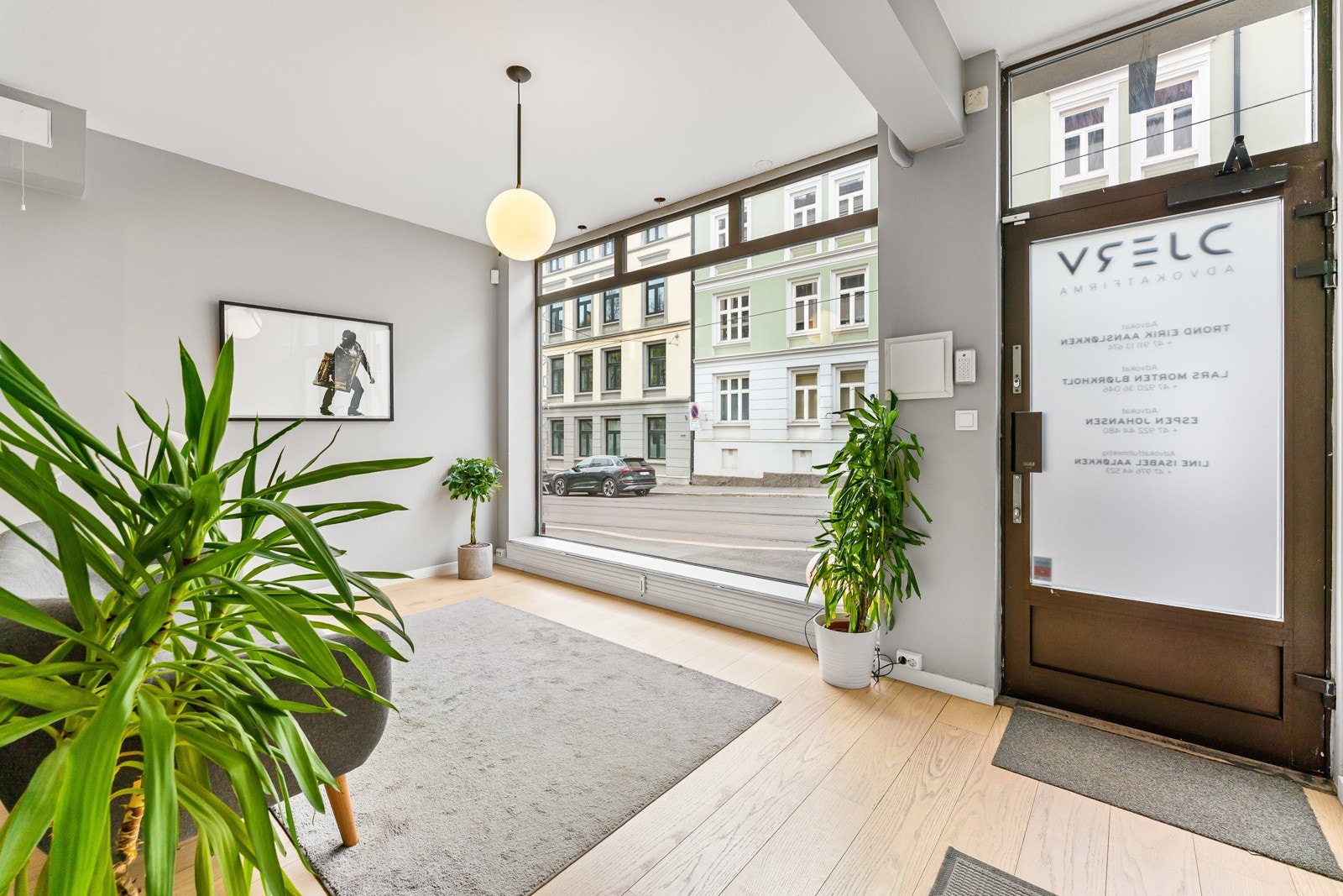 Inngangen ligger på bakkeplan med lett adkomst fra fortauet og et stort vindu som bidrar til god eksponering. Galleribilde