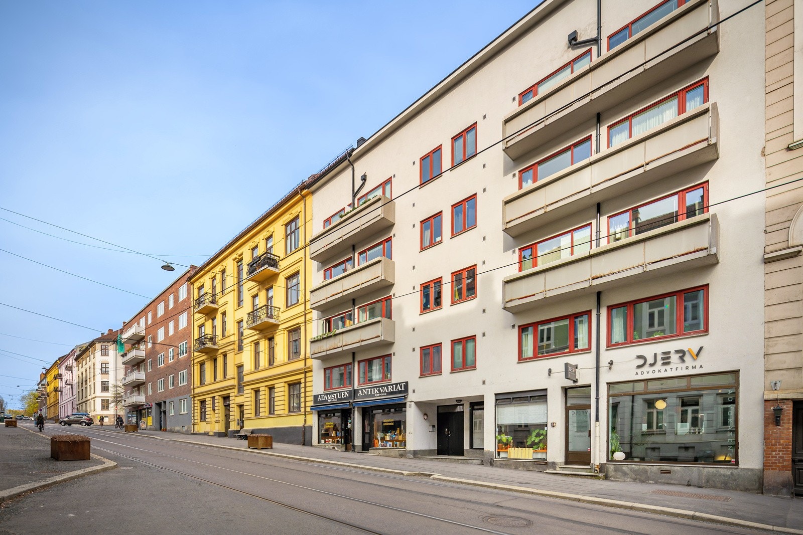 Oppgradert, moderne kontorlokale over 2 plan, gunstig for flere type virksomheter. Vinduer mot gaten og enkel adkomst. Galleribilde