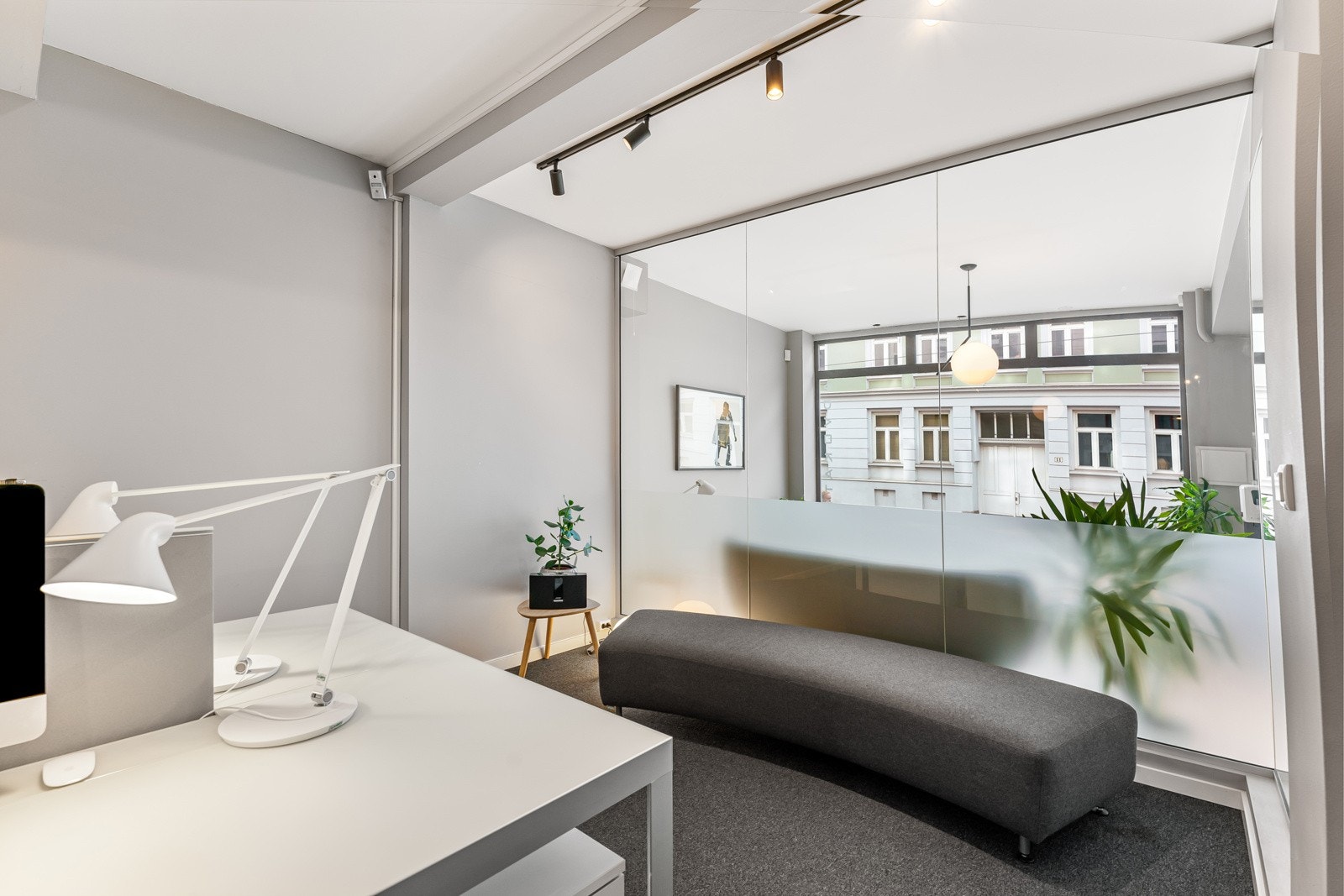 I kontorlandskapet er det plass til flere arbeidsplasser og ut mot hallen er det store glassfasader slik at man har full oversikt over kundene som kommer inn. Galleribilde
